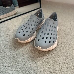 Kane boys shoes - size 4